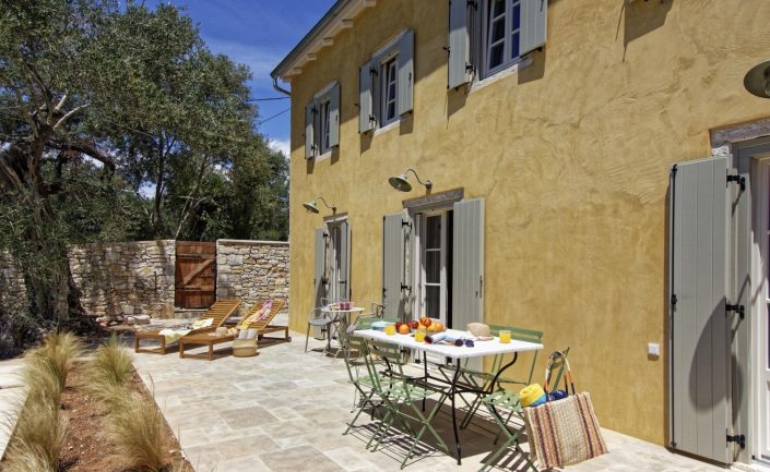 flagstones_limestones_Damask for Dodo darling_paxoi greece